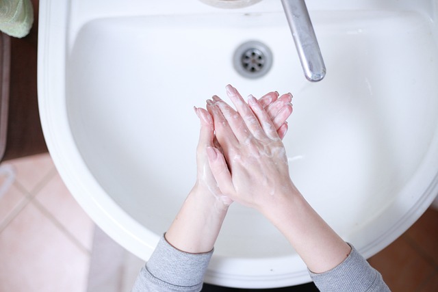 mytí rukou v umyvadle