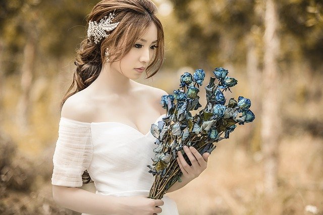 nevěsta a modré růže.jpg