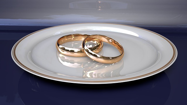 zlaté snubní prsteny, talíř