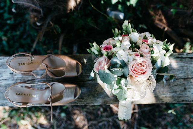 svatební kytice, boty – sandály