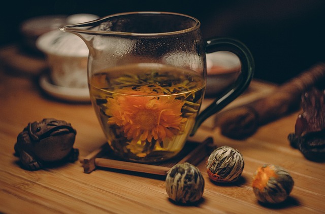 Kratom piji i jako čaj. 